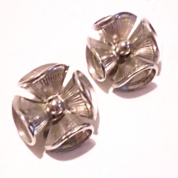 Vintage Mid Century Floral Style Silver Tone Clip Earrings - Picture 1 of 3